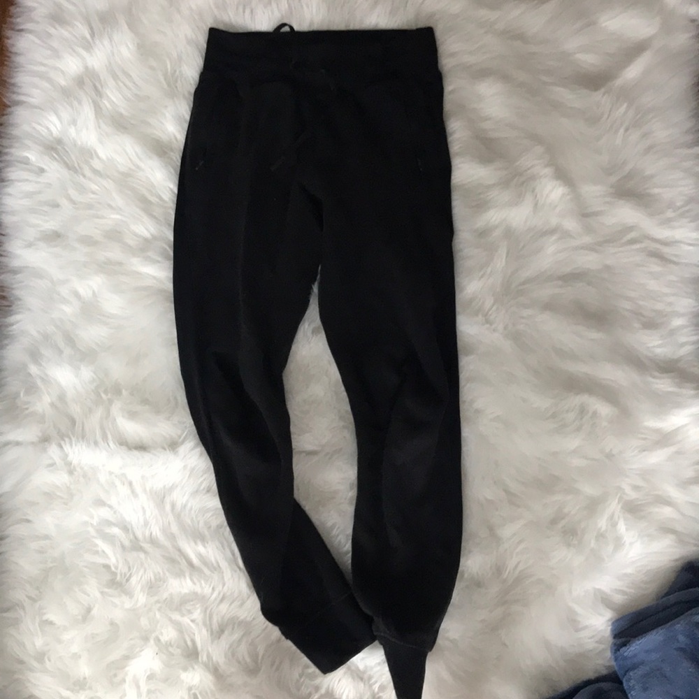 black lululemon joggers